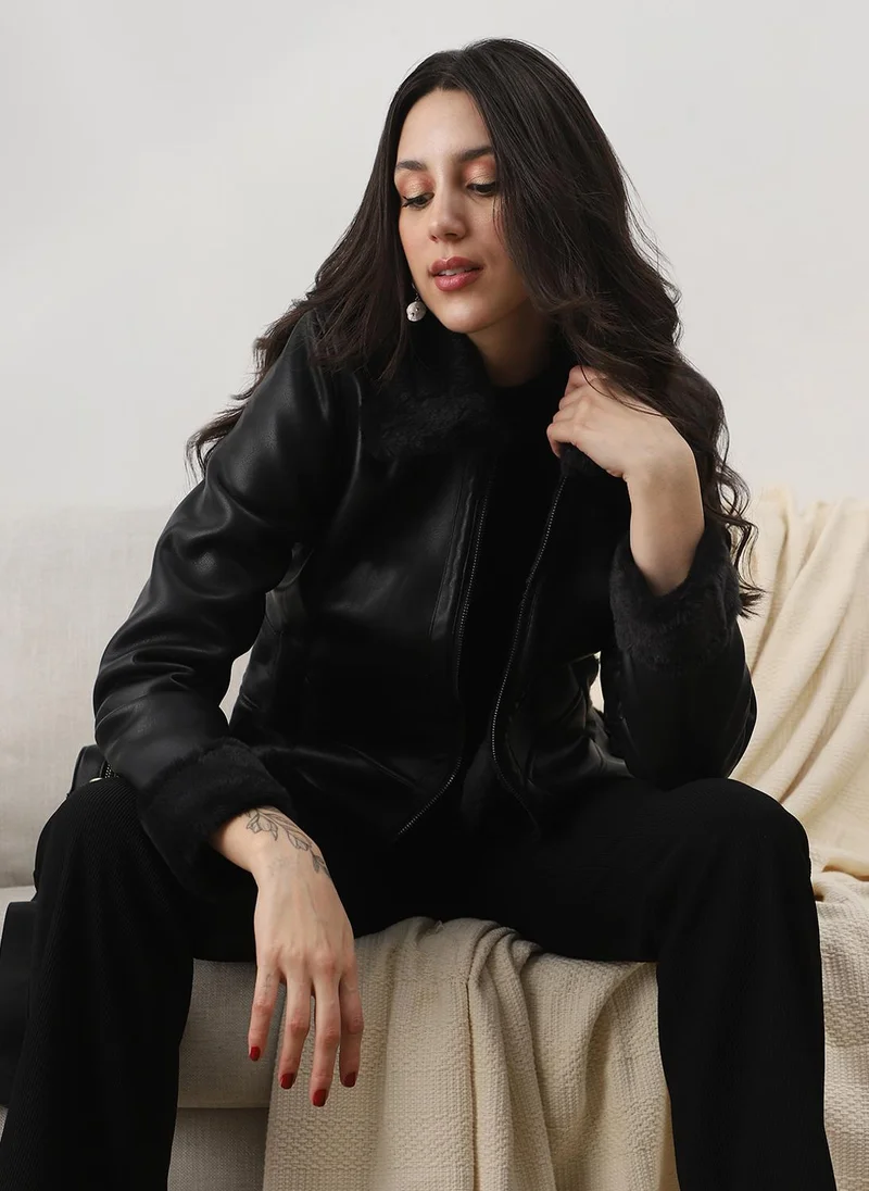 جلو باص جاكيت شتوي نسائي من جلوبس بياقة عريضة وسحاب أمامي وجيبين وتفاصيل فرو صناعي